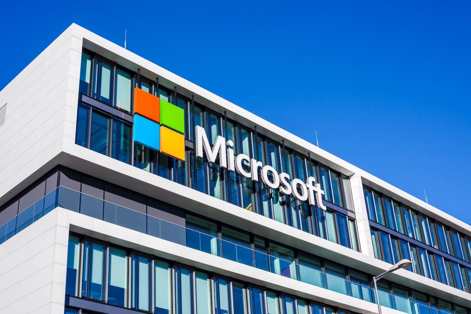 Microsoft-teksti ja logo toimistorakennuksen ulkoseinässä