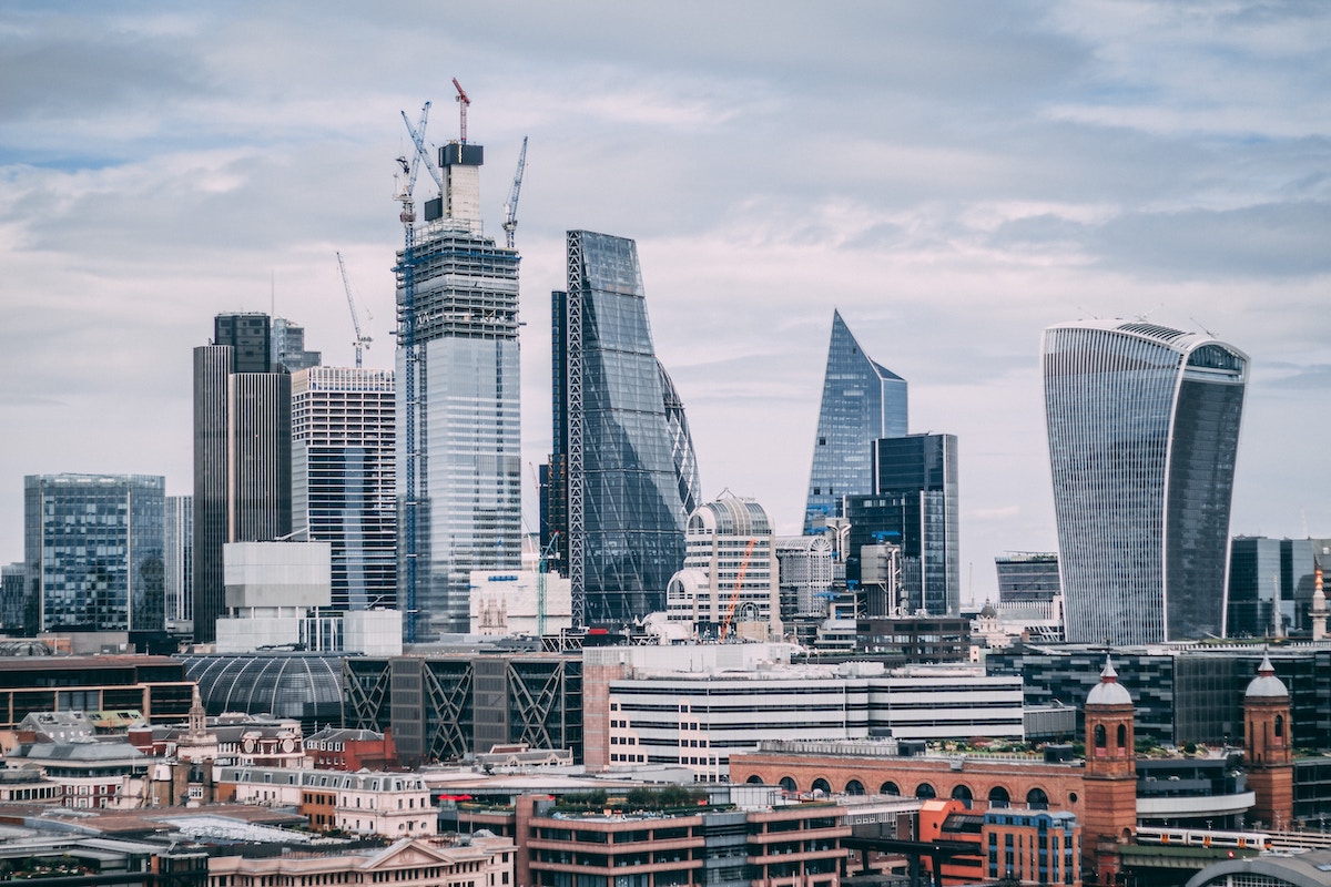 Kuva Lontoon liike-elämän keskuksen pilvenpiirtäjistä